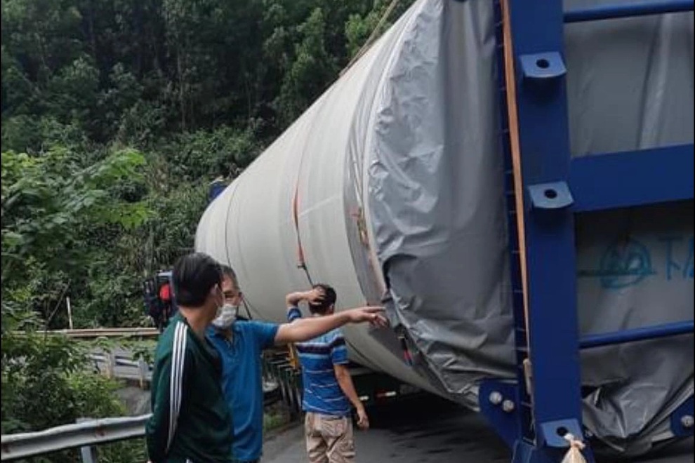 Xe siêu trường chở thiết bị điện gió hư giữa đèo, giao thông ùn tắc - 2 Xe siêu trường chở thiết bị điện gió hư giữa đèo, giao thông ùn tắc - 2