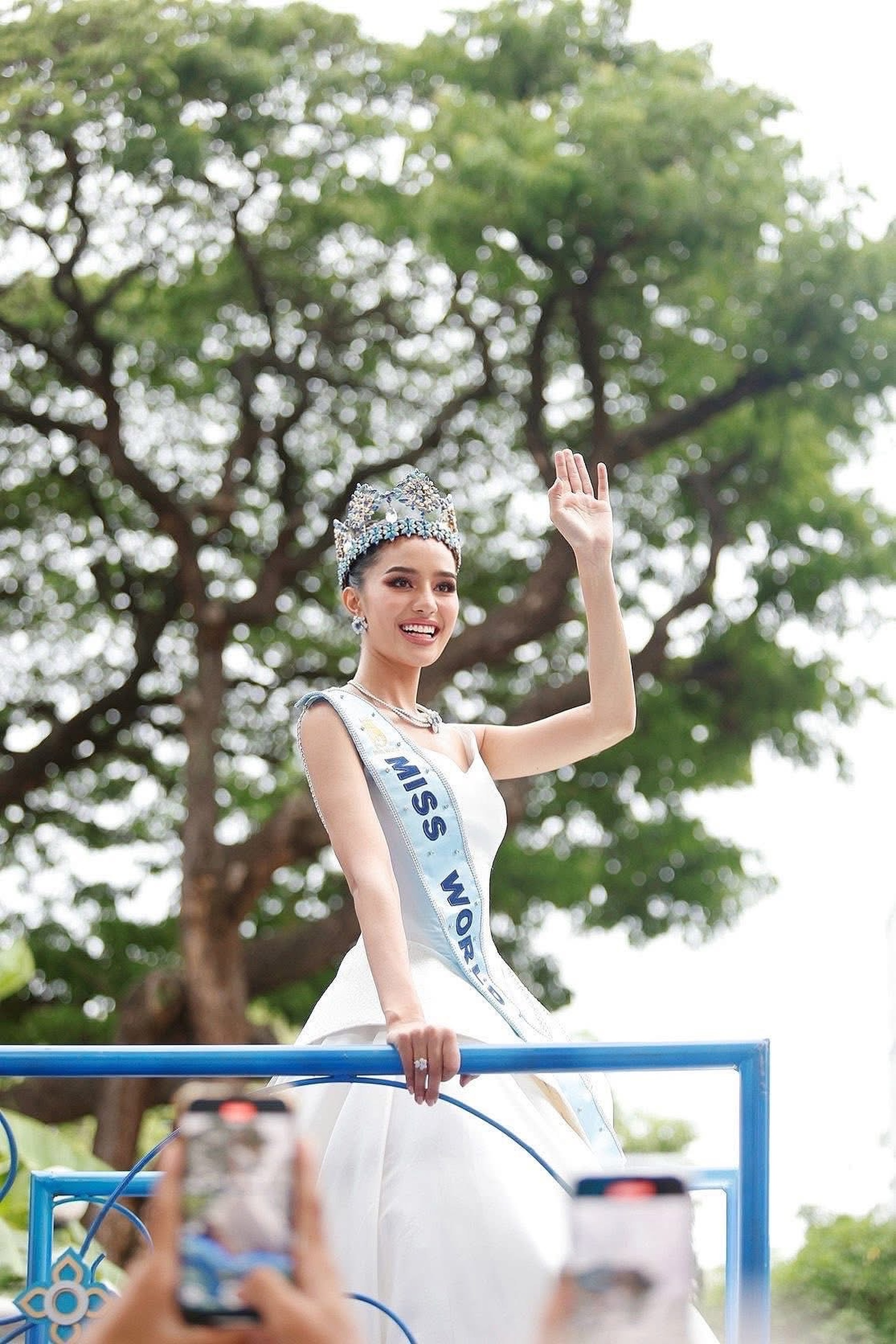 Gros plan sur l'apparence de poupée de la nouvelle Miss Monde - 11 Cận cảnh vẻ ngoài xinh như búp bê sống của tân Hoa hậu Thế giới - 11