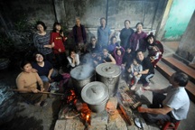 Đại gia đình 3 thế hệ về quê quây quần bên nhau gói bánh chưng đón Tết