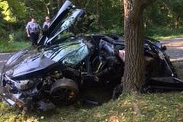 Đâm nát siêu xe McLaren sau khi mua chỉ một ngày