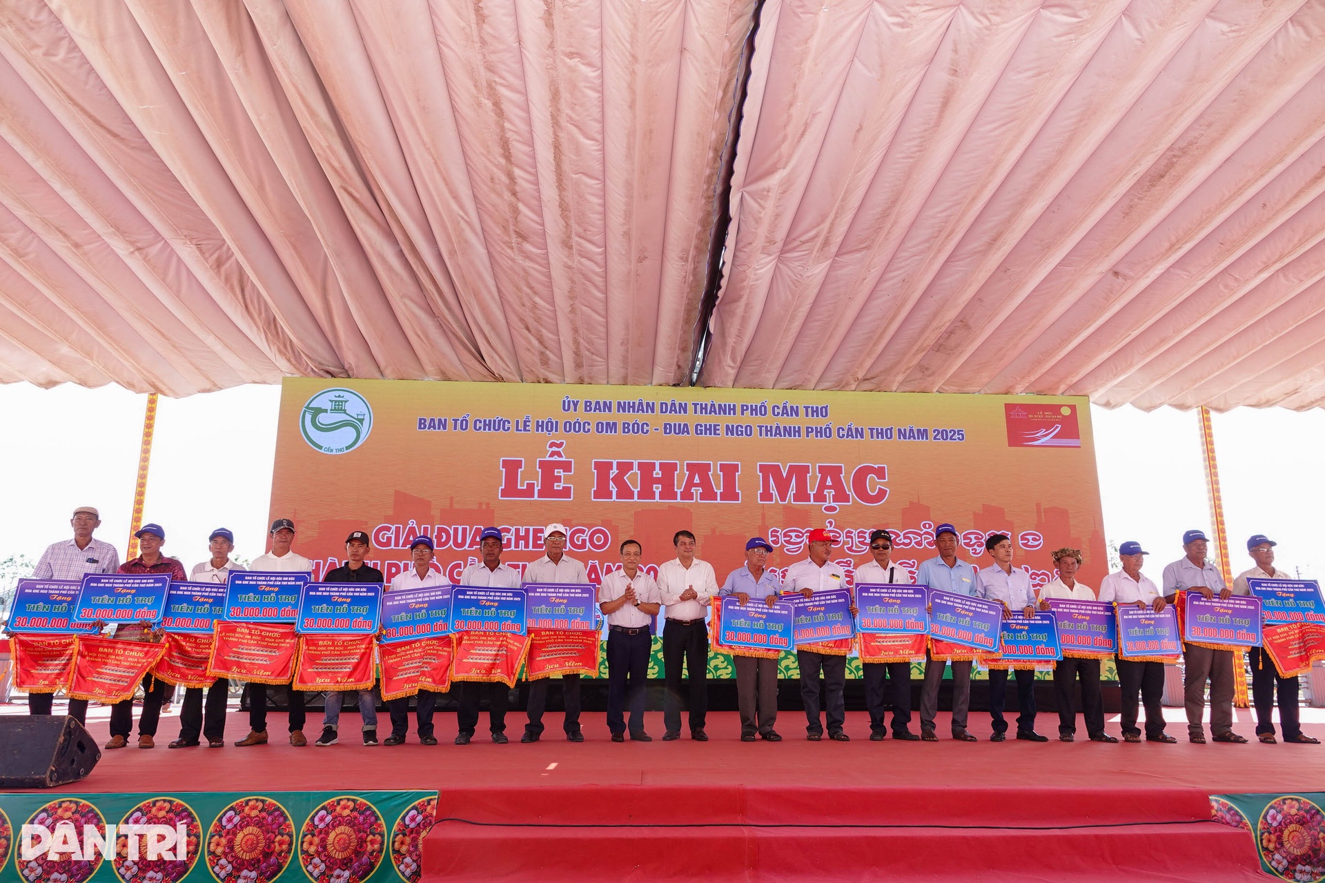 61 đội tranh tài giải Đua ghe Ngo trên sông Cần Thơ - 12