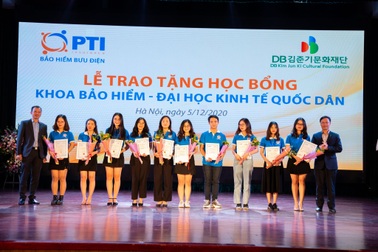 PTI trao 100 triệu đồng học bổng cho sinh viên Đại học Kinh tế quốc dân