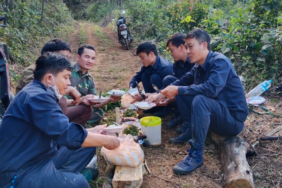 Tình nghĩa nơi thăm thẳm rừng già bên kia biên giới - 6 Tình nghĩa nơi thăm thẳm rừng già bên kia biên giới - 6
