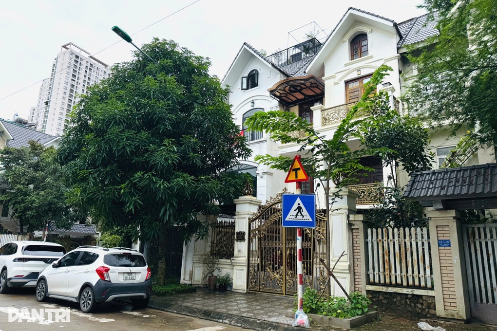 Biệt thự nhà giàu ở Hà Nội chống bão bằng bao cát, xếp xe tải chắn xe sang - 1 Biệt thự nhà giàu ở Hà Nội chống bão bằng bao cát, xếp xe tải chắn xe sang - 1
