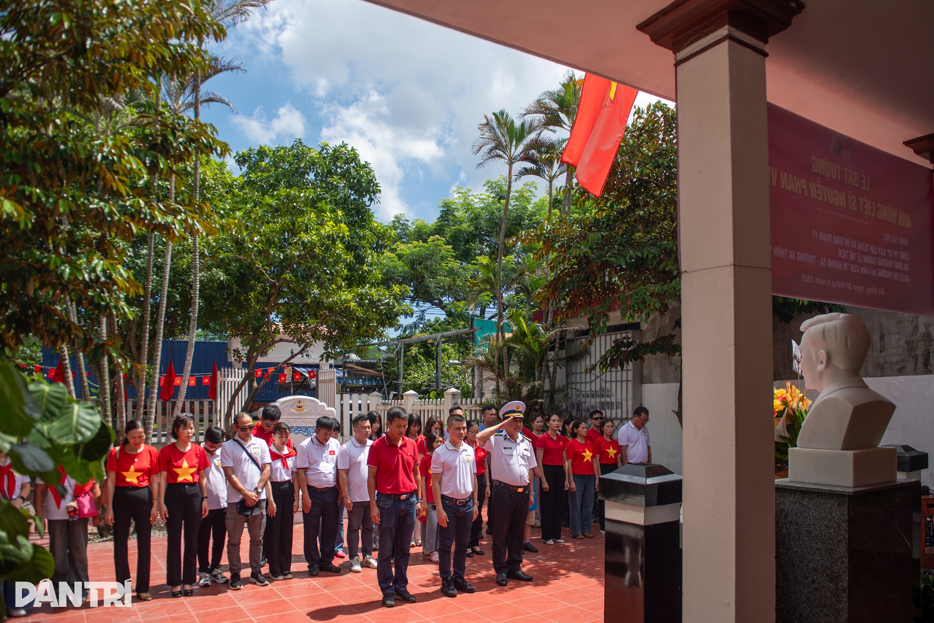 Khắc ghi công lao Mẹ Việt Nam Anh hùng và vị thuyền trưởng tàu không số - 9 Khắc ghi công lao Mẹ Việt Nam Anh hùng và vị thuyền trưởng tàu không số - 9