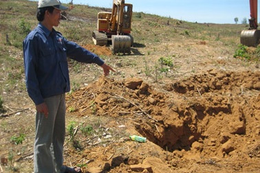 Hàng trăm người dân ngăn cản công ty cao su trồng cây