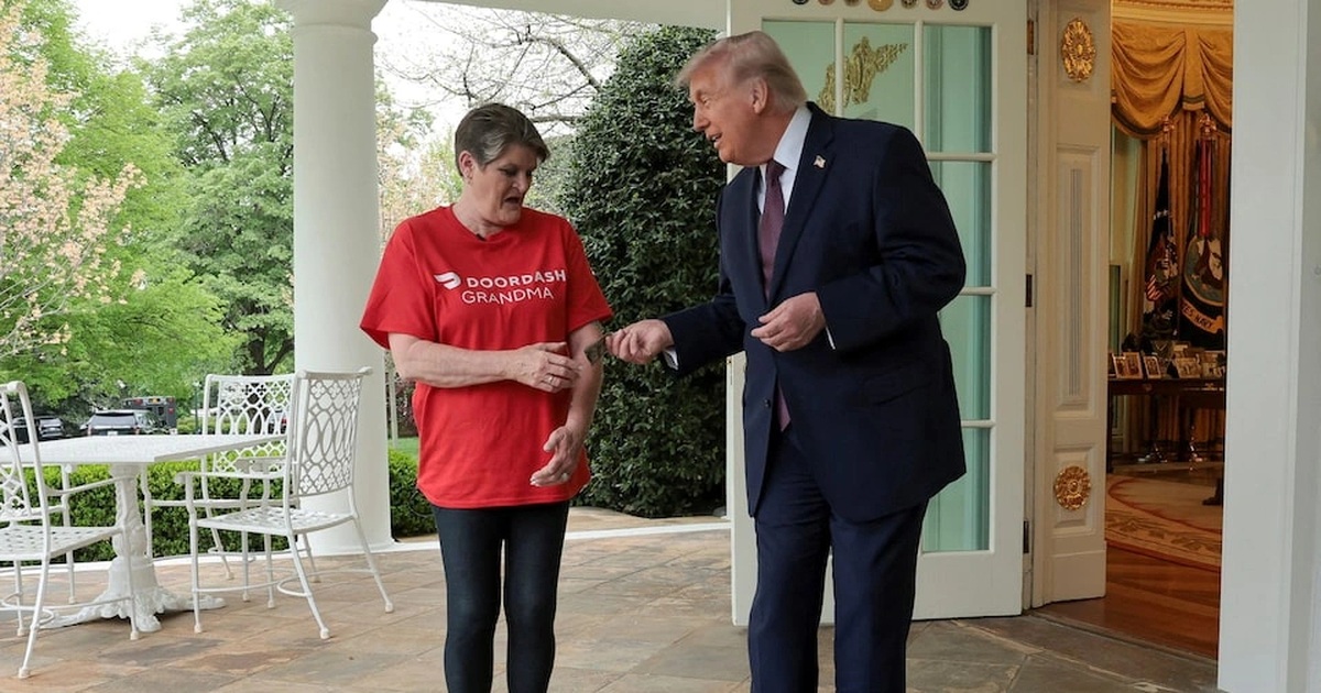 Ông Trump đặt đồ ăn nhanh, "tip" 100 USD cho người giao hàng