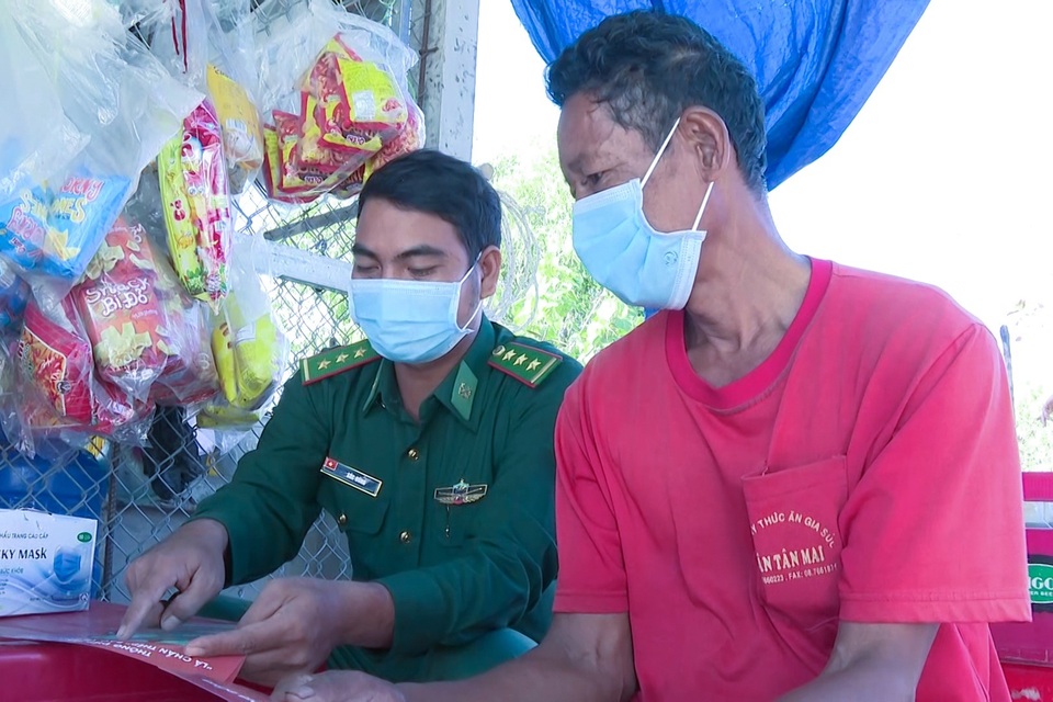 Người lính quân hàm xanh hết lòng giúp dân xóa đói, giảm nghèo - 3 Người lính quân hàm xanh hết lòng giúp dân xóa đói, giảm nghèo - 3