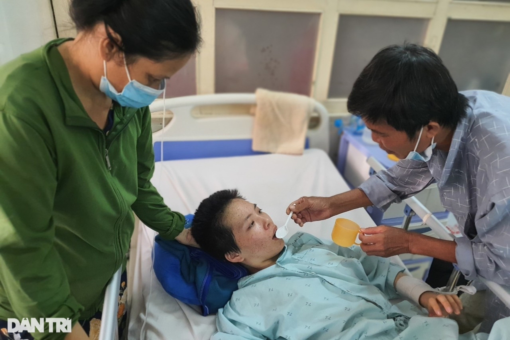 Nước mắt cha già cầm sổ đỏ cứu con gái bệnh não quái ác: Tôi hết cách rồi - 1 Nước mắt cha già cầm sổ đỏ cứu con gái bệnh não quái ác: Tôi hết cách rồi - 1