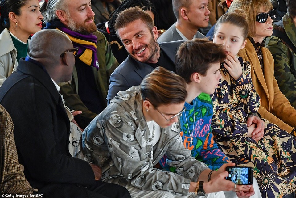 David Beckham đưa các con dự buổi ra mắt bộ sưu tập mới của Victoria - 11 David Beckham đưa các con dự buổi ra mắt bộ sưu tập mới của Victoria - 11
