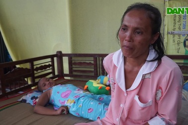 Chồng đi biệt xứ, người phụ nữ khốn khổ ôm con bại liệt trong căn nhà sập