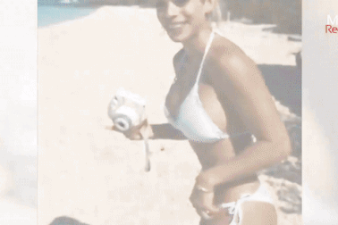 Mải tạo dáng nữ người mẫu bất ngờ bị lợn cắn vòng 3