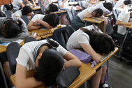 Học sinh Hàn Quốc: Ngủ 5 tiếng mỗi ngày thì đừng mơ vào đại học