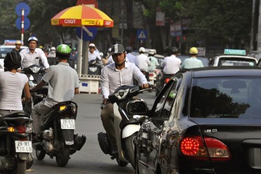 Hà Nội: Hàng loạt phương tiện “rủ nhau” đi vào đường cấm