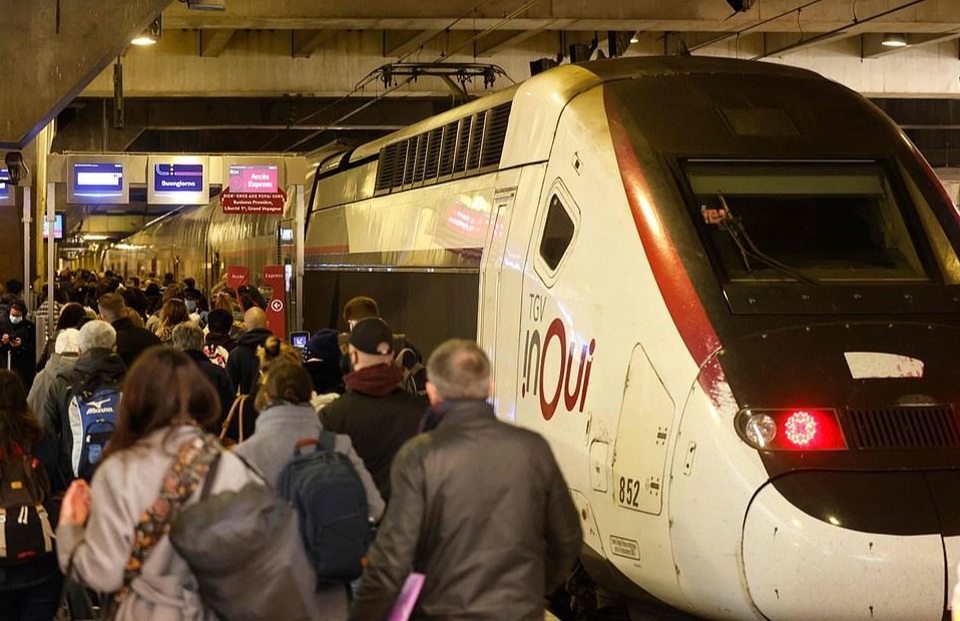 Dân ồ ạt rời thành phố né phong tỏa, Paris tắc đường 400 km - 2 Dân ồ ạt rời thành phố né phong tỏa, Paris tắc đường 400 km - 2