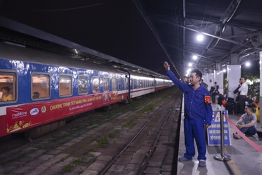 Chuyến tàu đêm đưa 1.200 công nhân nghèo về quê ăn Tết