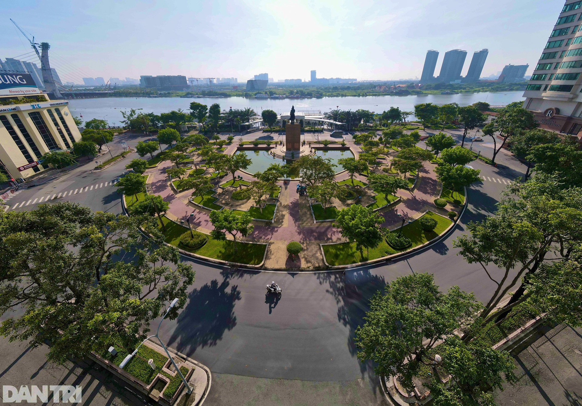 Cận cảnh khu tượng đài Trần Hưng Đạo xuống cấp sắp được thay áo mới - 4 Cận cảnh khu tượng đài Trần Hưng Đạo xuống cấp sắp được thay áo mới - 4