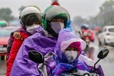 Tiếc 1 triệu đồng về xe khách, công nhân vượt rét đi xe máy 5 giờ về quê