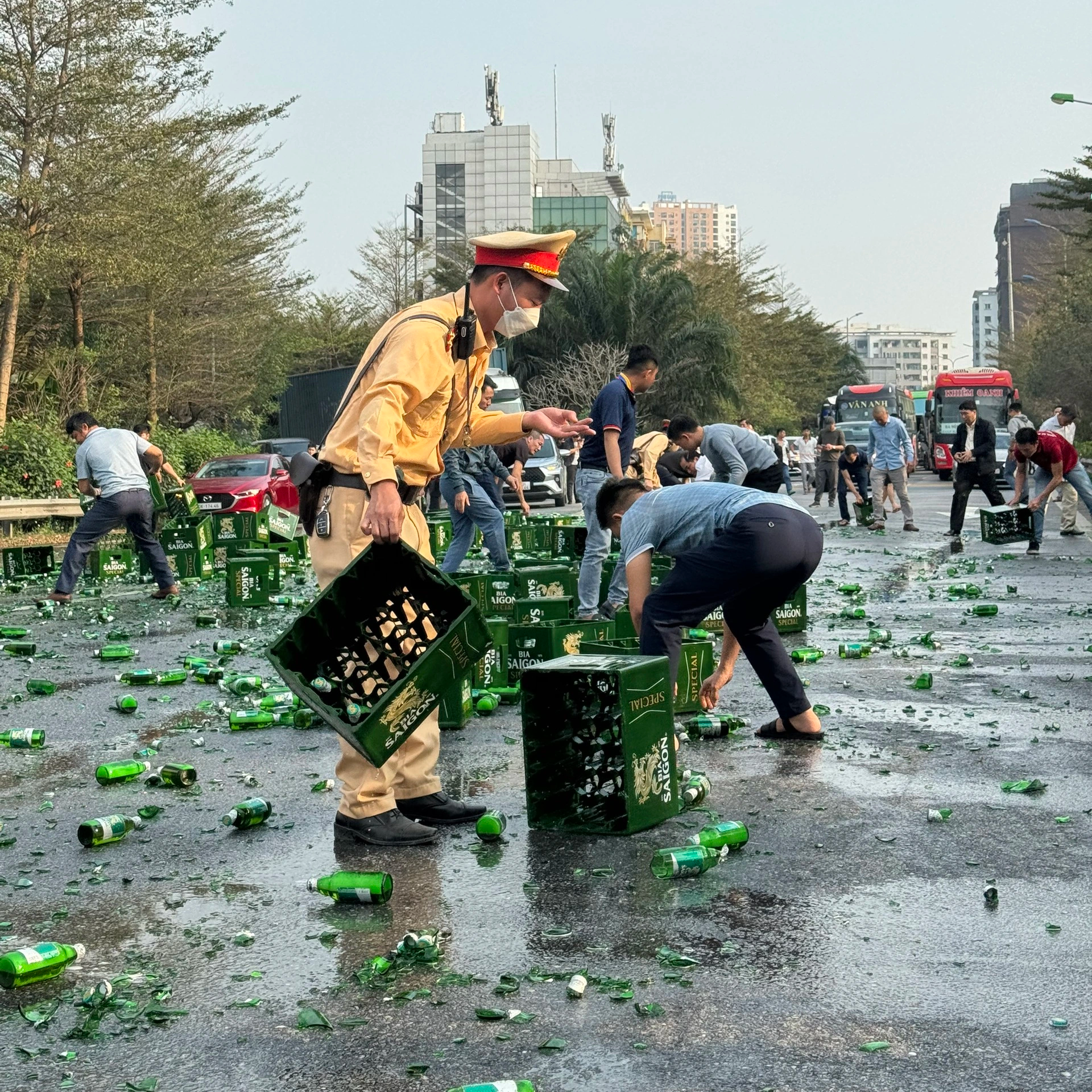 CSGT Hà Nội giúp tài xế container dọn hàng trăm chai bia bị rơi xuống đường - 2