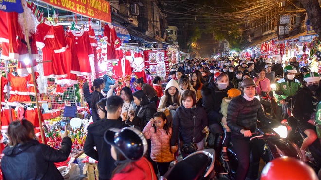 24h trước lễ Giáng sinh: Chôn chân giữa biển người tại Nhà thờ Lớn, phố Hàng Mã - 13 24h trước lễ Giáng sinh: Chôn chân giữa biển người tại Nhà thờ Lớn, phố Hàng Mã - 13
