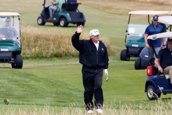 Tổng thống Trump bị chỉ trích vì chơi golf trong ngày diễn ra tang lễ ông McCain