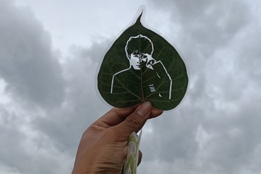 Cô gái nổi tiếng trên mạng xã hội nhờ khắc tranh trên lá