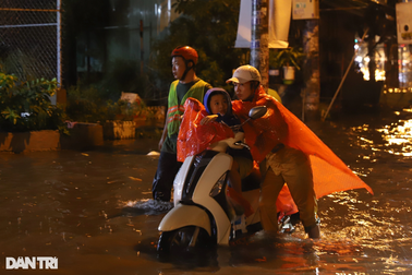 Người dân bì bõm đẩy xe chết máy về nhà trong đêm mưa ở TPHCM