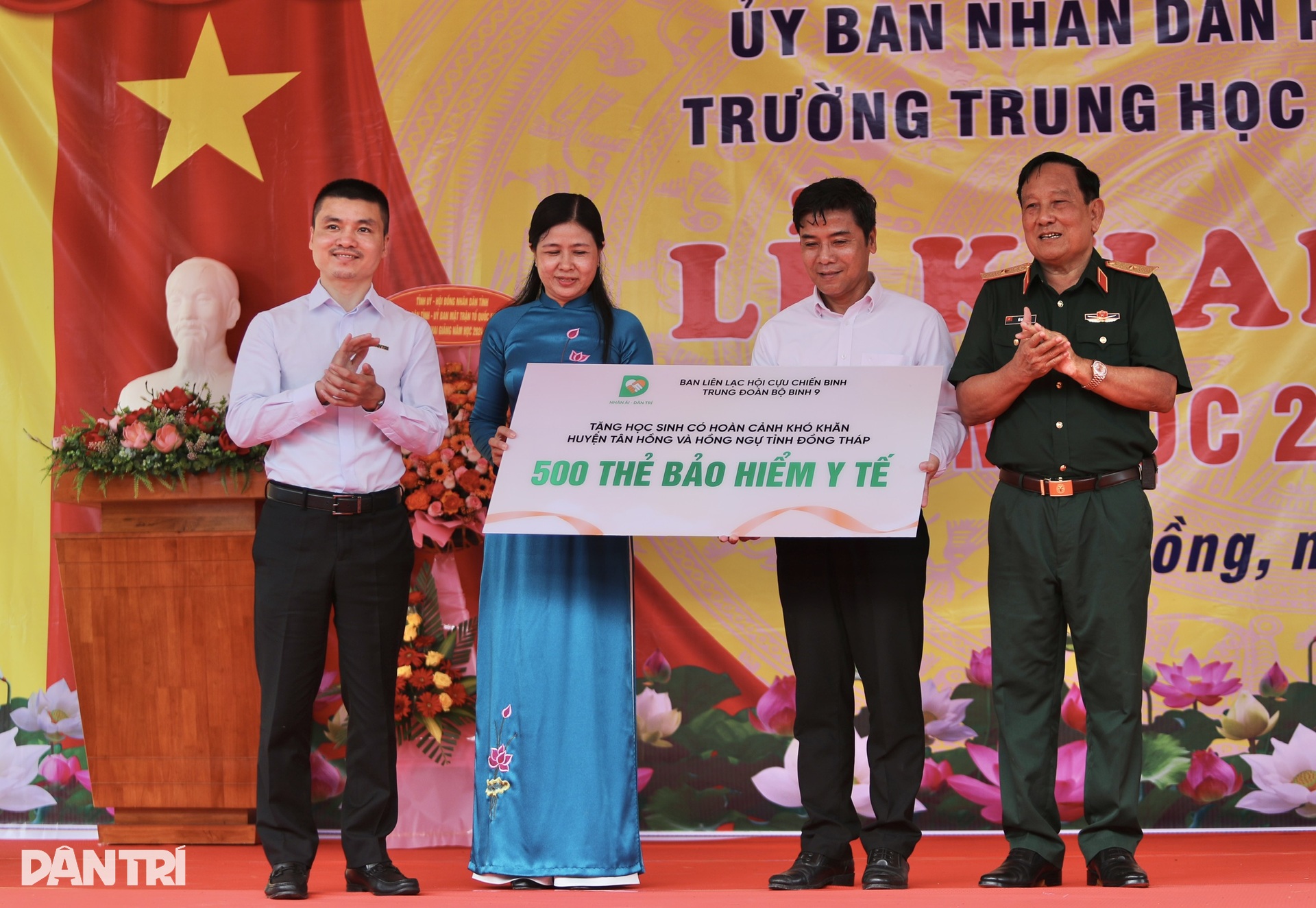 Trao 500 thẻ bảo hiểm y tế đến học sinh vùng biên giới Đồng Tháp - 6 Trao 500 thẻ bảo hiểm y tế đến học sinh vùng biên giới Đồng Tháp - 6