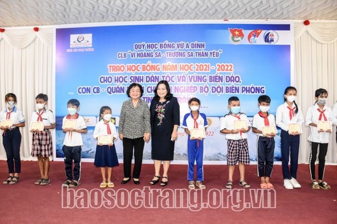 Đồng chí Trương Mỹ Hoa, nguyên Phó Chủ tịch nước (thứ 5 từ trái sang) và đồng chí Hồ Thị Cẩm Đào, Phó Bí thư Thường trực Tỉnh ủy, Chủ tịch HĐND tỉnh Sóc Trăng (thứ 6 từ trái sang) trao học bổng cho các em học sinh. Ảnh baosoctrang.org.vn