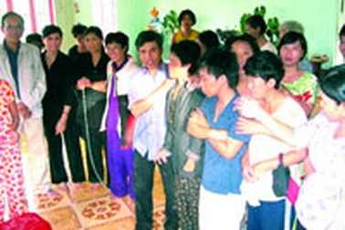 Vợ chồng nghèo “gánh” 100 người điên