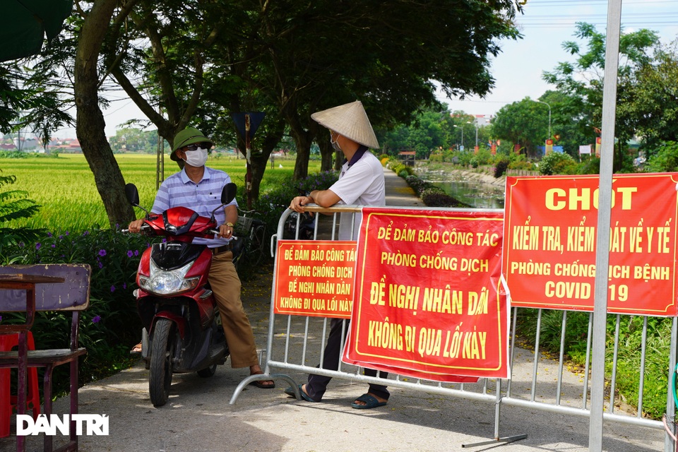 Muôn kiểu chốt chặn phòng dịch tại các ngả đường ở vùng giáp ranh Hà Nội - 2 Muôn kiểu chốt chặn phòng dịch tại các ngả đường ở vùng giáp ranh Hà Nội - 2
