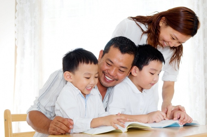 Cha mẹ hãy thu xếp thời gian để cùng con đi mua và đọc sách. Ảnh minh họa