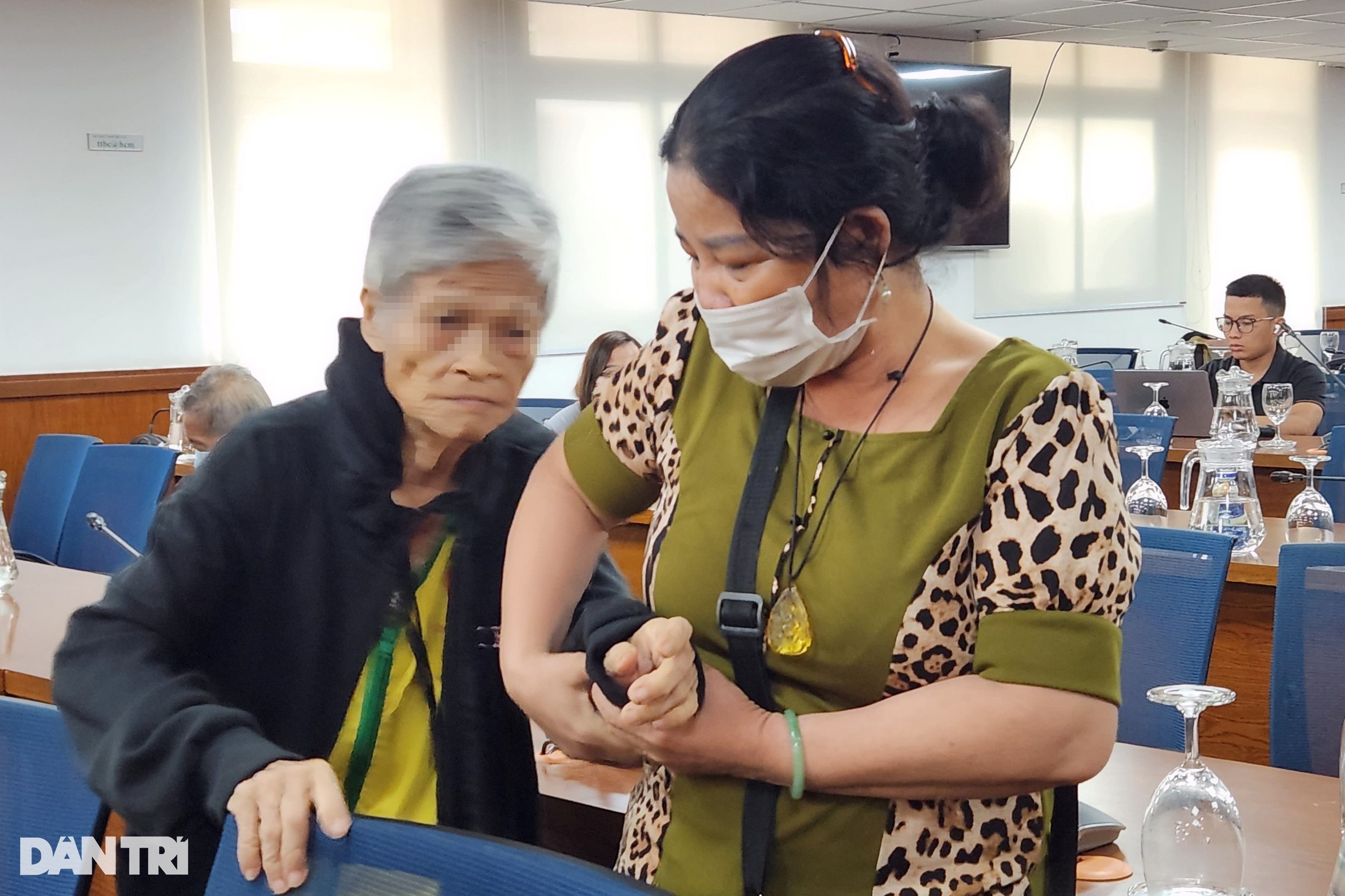 Nạn nhân và người đưa vụ cụ già bị đánh đập ra ánh sáng hiện nay ra sao? - 5 Nạn nhân và người đưa vụ cụ già bị đánh đập ra ánh sáng hiện nay ra sao? - 5