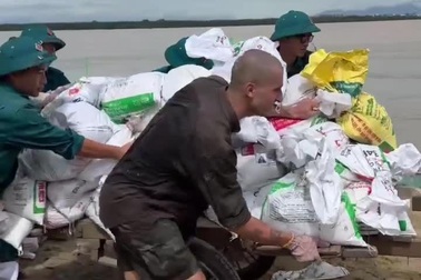 Hai người đàn ông ngoại quốc giúp người dân vá bờ kè sạt lở ở Đà Nẵng