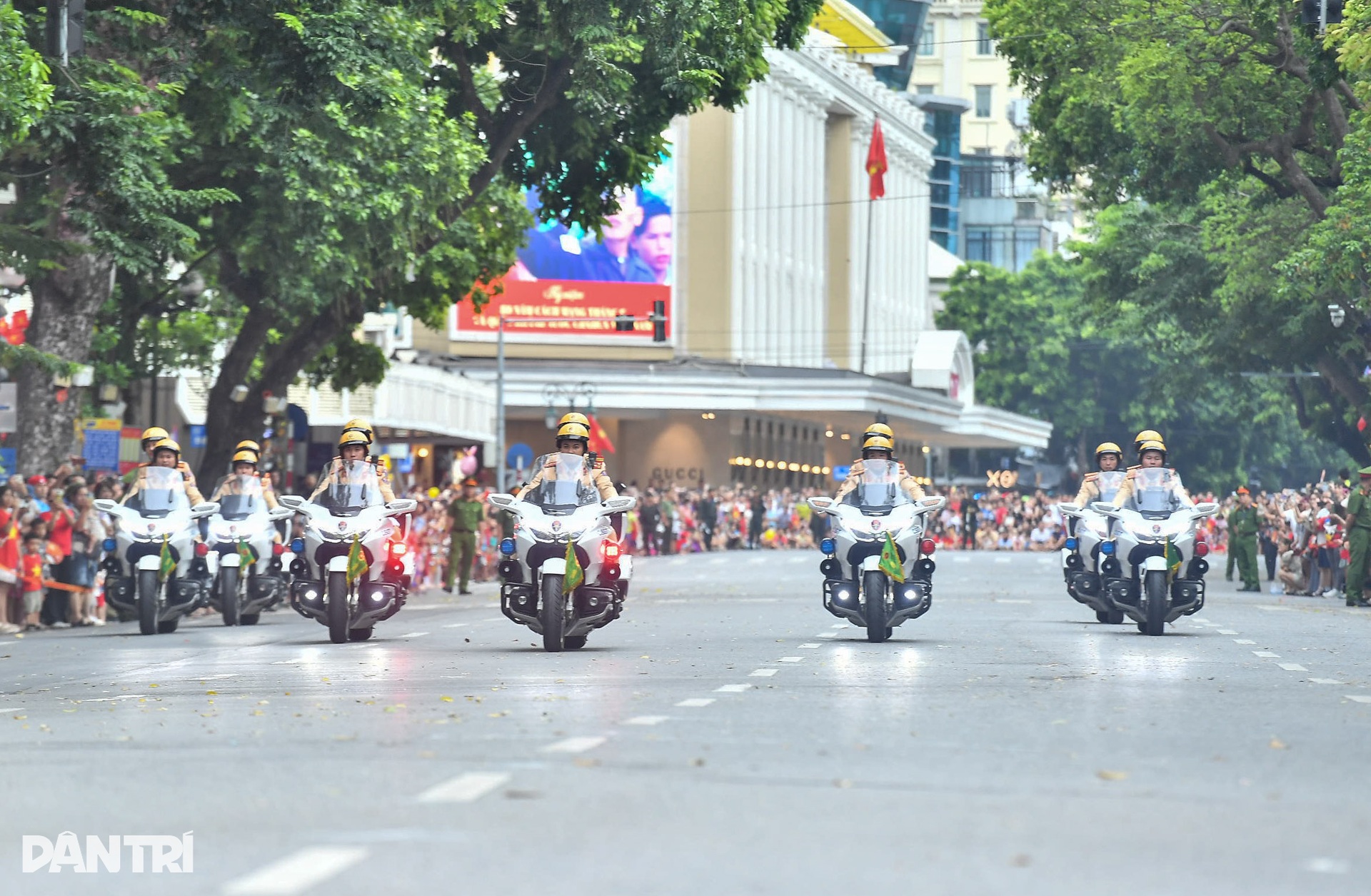 Cảnh vệ trình diễn kỹ năng điều khiển mô tô tại bờ hồ Hoàn Kiếm - 6 Cảnh vệ trình diễn kỹ năng điều khiển mô tô tại bờ hồ Hoàn Kiếm - 6
