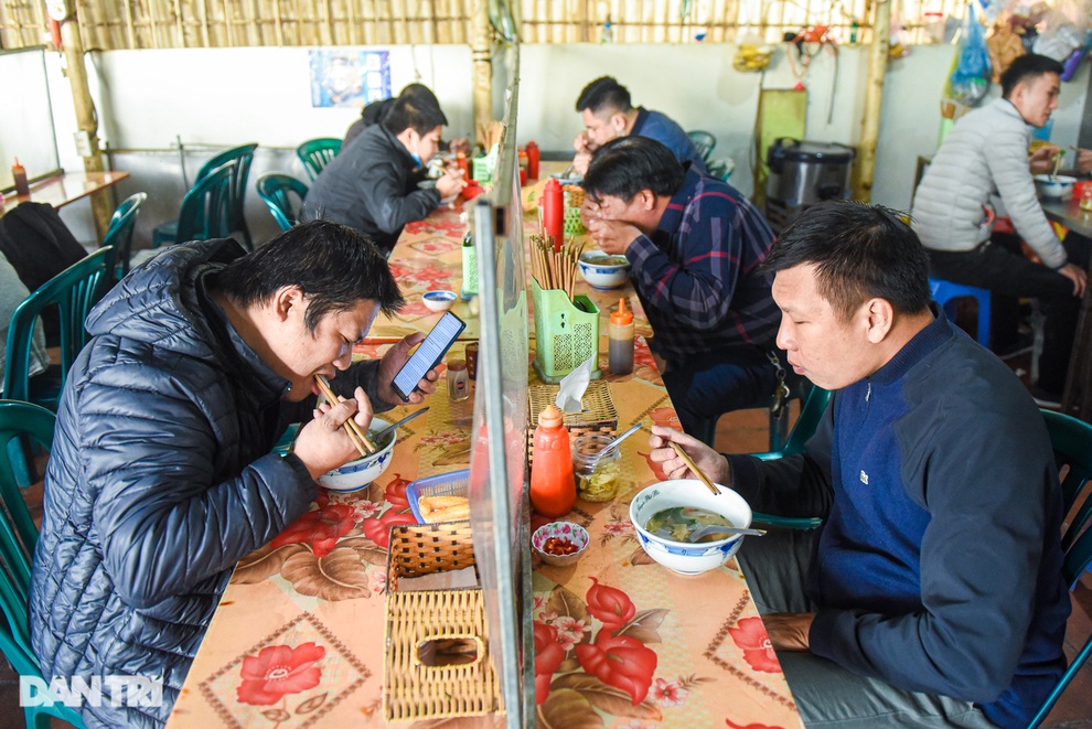 Quán phở gánh: Bánh phở khổng lồ, cân từng hoa thịt bò, ngày hết 300 tô - 10 Quán phở gánh: Bánh phở khổng lồ, cân từng hoa thịt bò, ngày hết 300 tô - 10