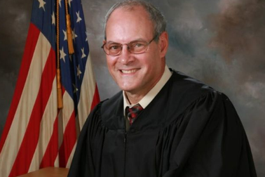 Thẩm phán Mỹ bắn chết tay súng “mai phục” bên ngoài tòa án