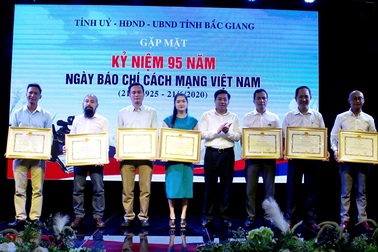 Chủ tịch Bắc Giang tặng bằng khen Trưởng ban Bạn đọc Báo Dân trí