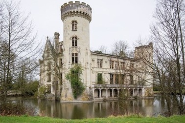 Lâu đài bị bỏ hoang đã có 25.000 chủ sở hữu