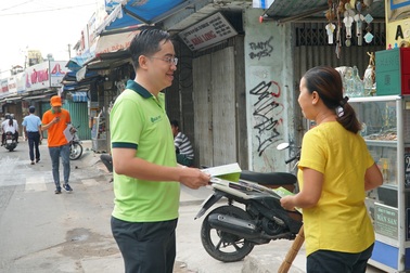 Chủ tịch phường đi phát tờ rơi kêu gọi bảo vệ môi trường