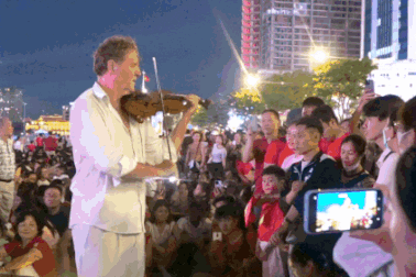 Nghệ sĩ Pháp chơi nhạc Việt trong sự yêu mến của đông đảo người dân TPHCM