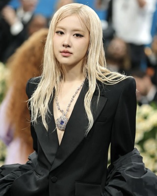 Lisa diện mốt nội y gợi cảm, đối lập với Jennie kín đáo tại Met Gala - 5