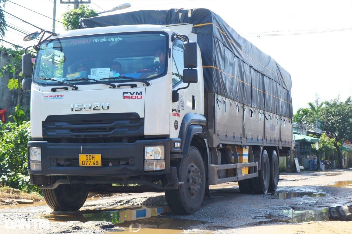 Bất an khi đi qua đoạn đường 2,5 km chi chít ổ voi, ổ gà - 3 Bất an khi đi qua đoạn đường 2,5 km chi chít ổ voi, ổ gà - 3