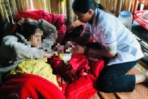 Hai nữ y tá vượt lũ giúp sản phụ vượt cạn thành công