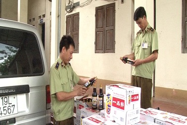 Bắt giữ xe ôtô vận chuyển gần 500 chai xì dầu nhập lậu