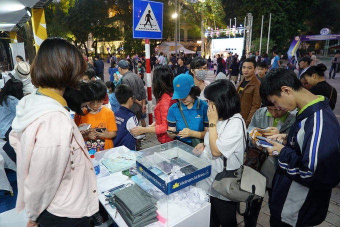 Người dân thủ đô nao nức tham gia Vietnam Airlines Festa tháng 10 - Ảnh 5.