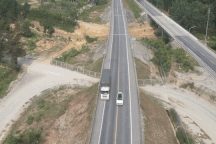 Ô tô vẫn thi nhau lấn làn, vượt ẩu trên cao tốc Cam Lộ - La Sơn