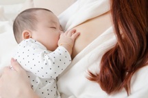 Công ty gây phẫn nộ vì ép nhân viên cung cấp bằng chứng "đang cho con bú"