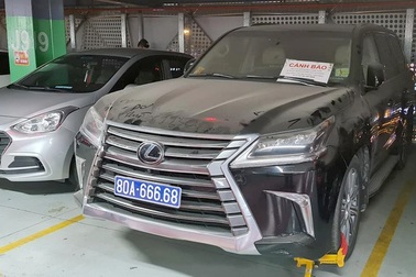 Lexus biển xanh 80A bị khóa bánh ở Tân Sơn Nhất đã được tháo biển số