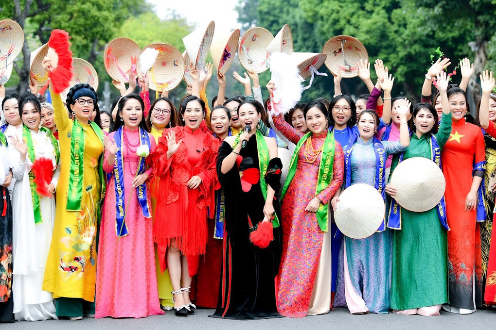 Gần 300 nữ doanh nhân tham gia đồng diễn áo dài tại phố đi bộ Hoàn Kiếm - 1 Gần 300 nữ doanh nhân tham gia đồng diễn áo dài tại phố đi bộ Hoàn Kiếm - 1